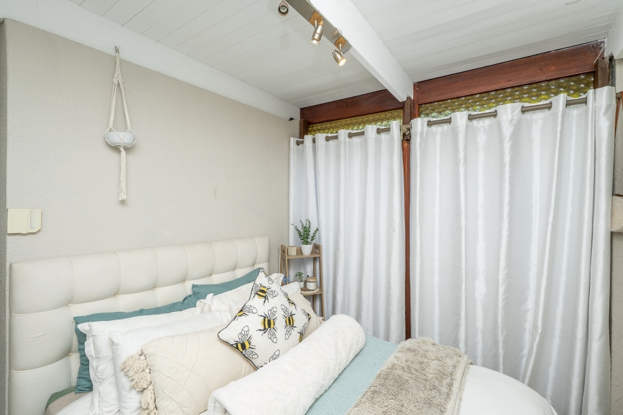 5 Bedroom Property for Sale in Kenridge Western Cape